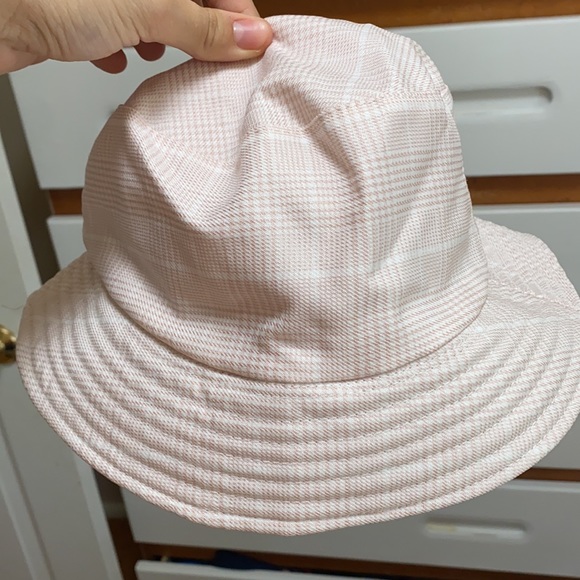 Light blush pink and white BUCKET HAT - Picture 2 of 4